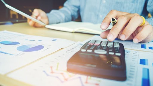 8 hábitos ruins que destroem as suas finanças